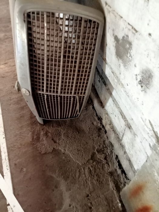 Vendo parte da frente de Mercedes.