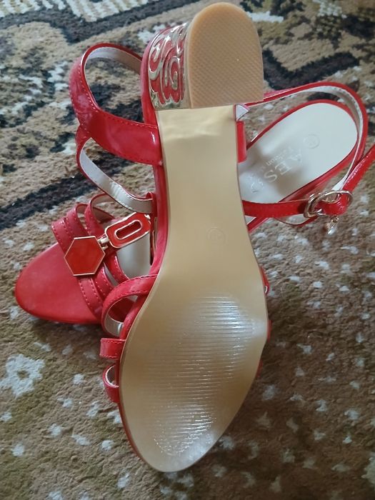 Продам жіночі босоніжки
