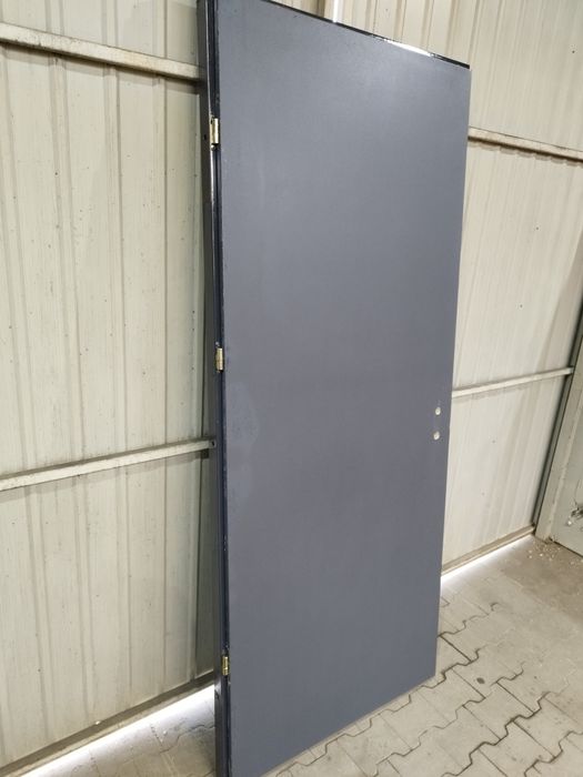 Drzwi zewnętrzne techniczne z ościeżnicą futryną L P  różnie kolory