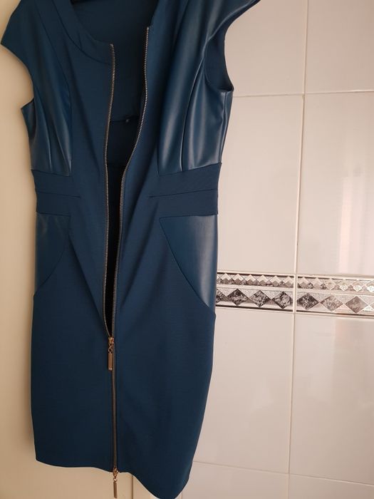 Vestido imitação pele e tecido, com feixo em metal dourado.