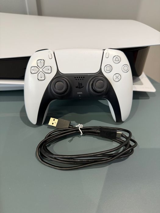 PlayStation 5 Standard Edition ( Leitor de CD’s ) 825gb com comando e cabos