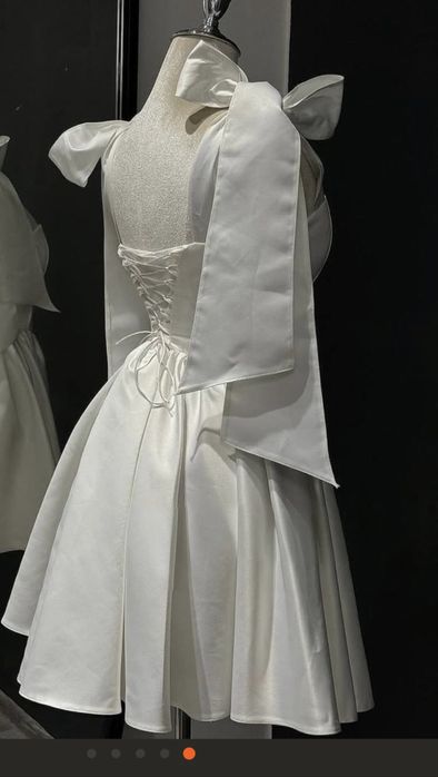 Молочна,святкова сукня з шнурівкою