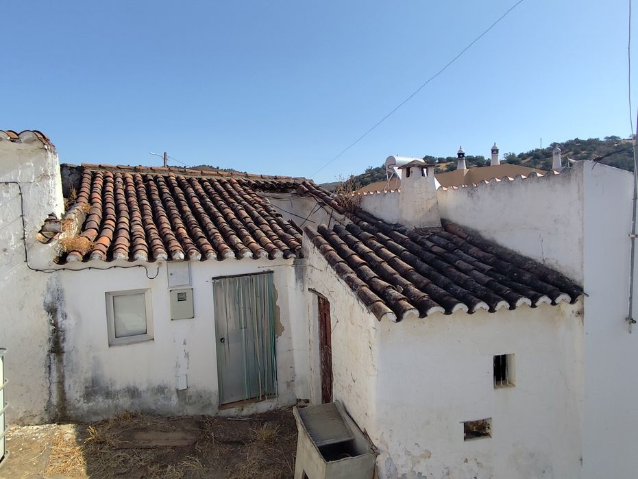 Casuxa em ruina a Odeleite