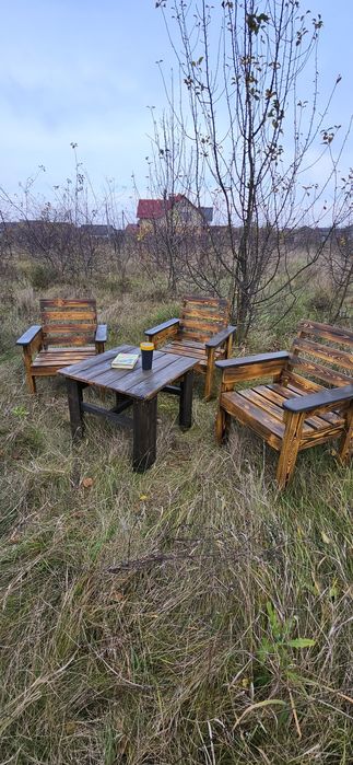 Вуличні садові меблі з піддонів. Меблі з вторинних матеріалів. Лофт.