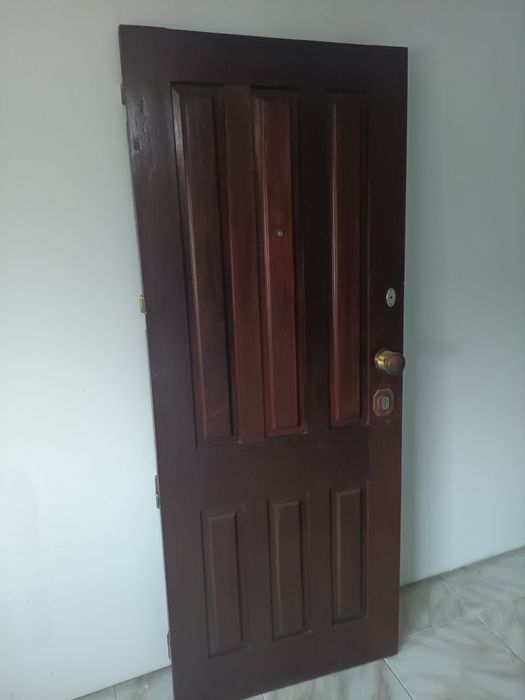 Porta em madeira maciça