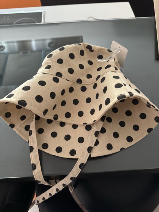 Chapéu beje às bolinhas pretas