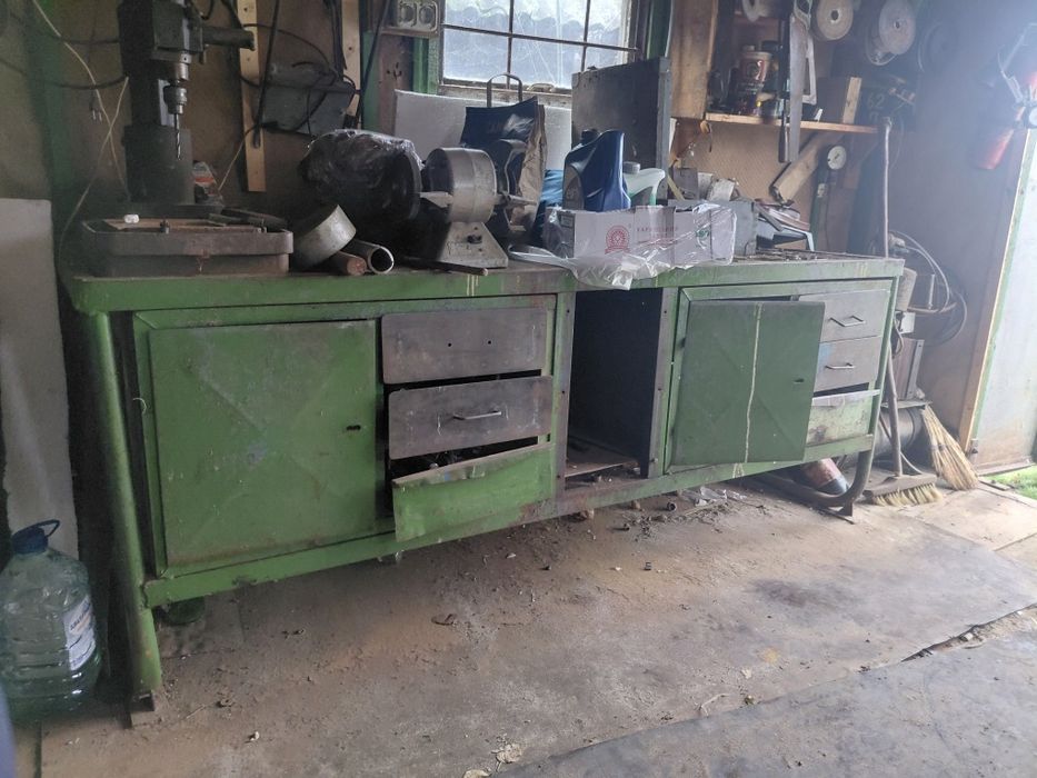 Металічний стіл для слюсарних робіт.