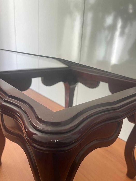 Mesa de madeira e vidro