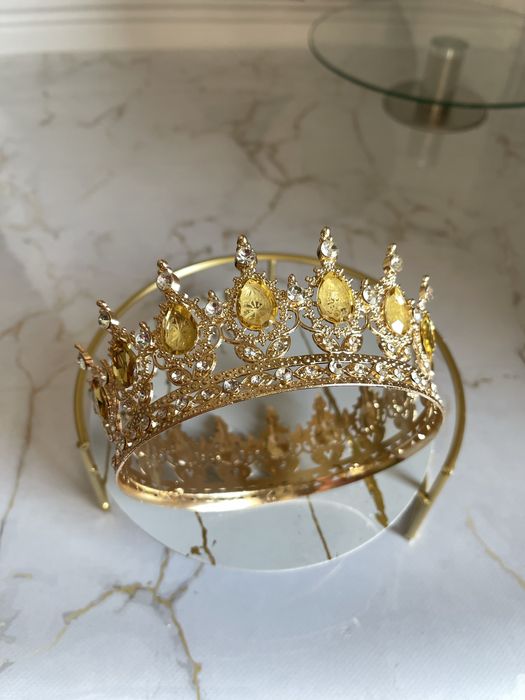 Продам з клеєними камінчиками корона