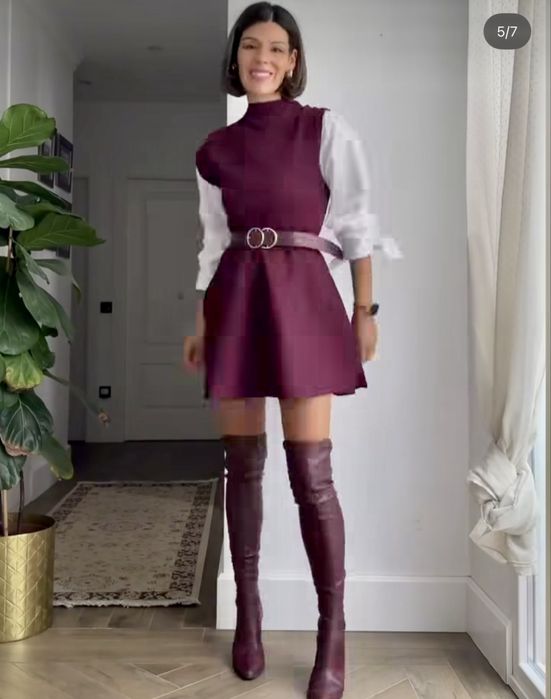 Бордова міні-сукня з асиметричним вирізом