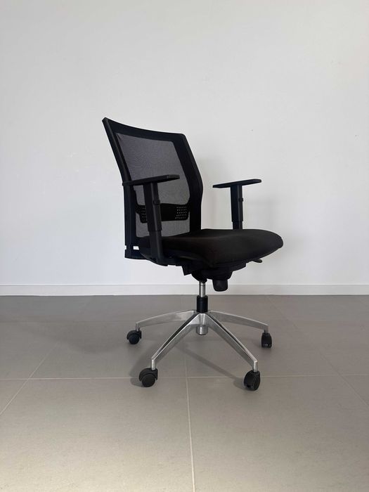 Lote de 22 Cadeiras de Escritório Ergonómicas (Malha Respirável e Base em Alumínio)