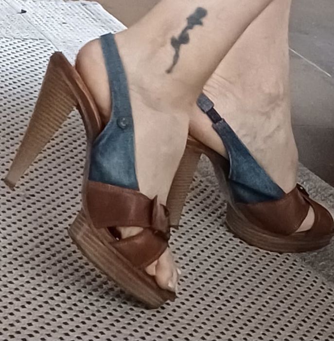 Sandálias em pele, marca Salsa