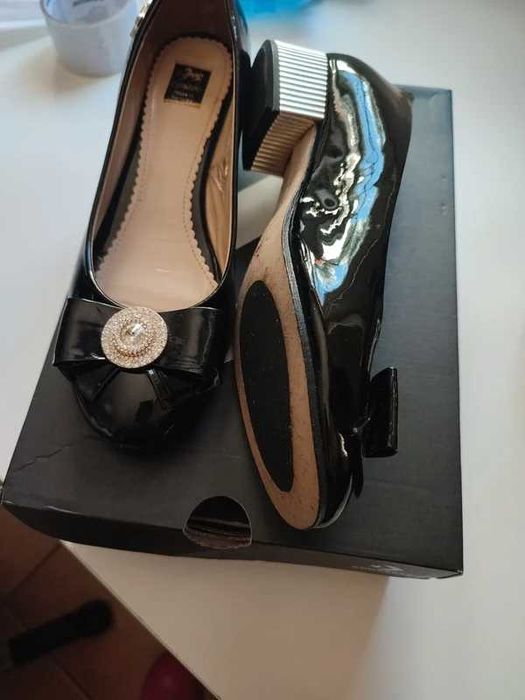 Sapatos de pele marca Cavalinho