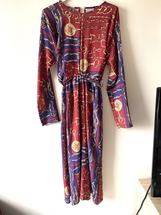 Sukienka Boohoo ornament wzory wiazana midi