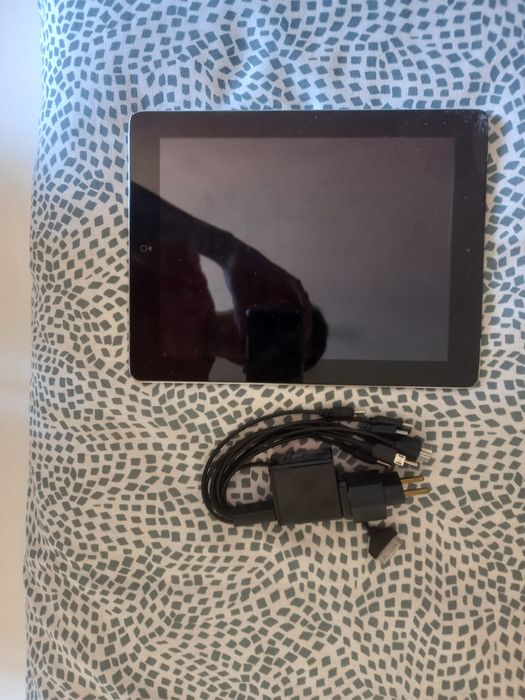 IPad com carregador universal