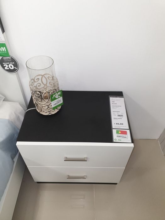 diversos móveis e equipamentos