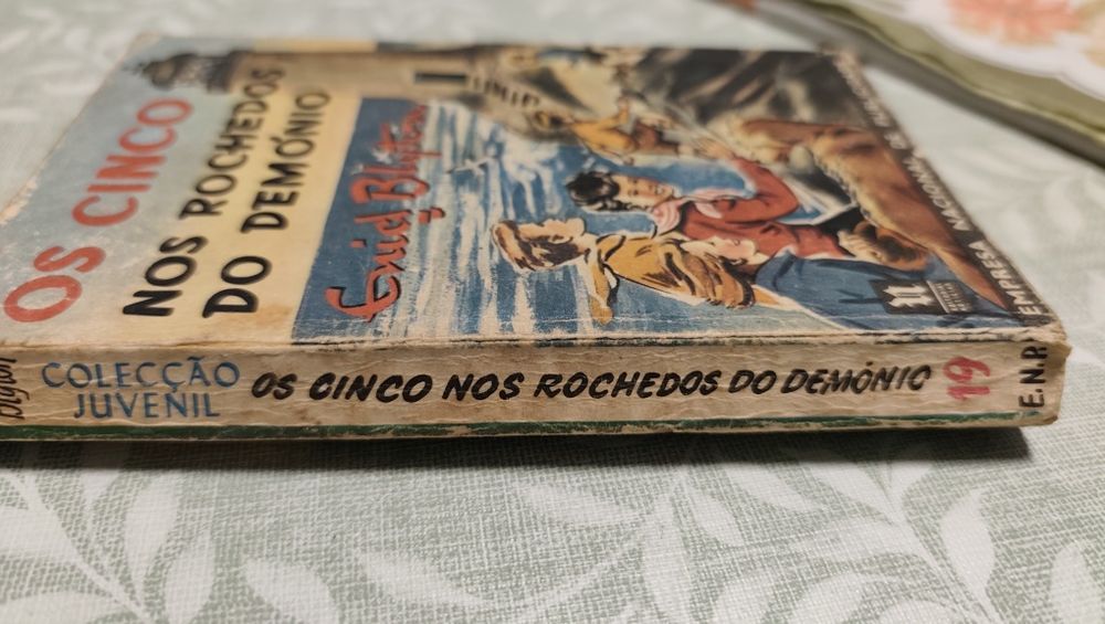 Livro os cinco nos rochedos do demónio