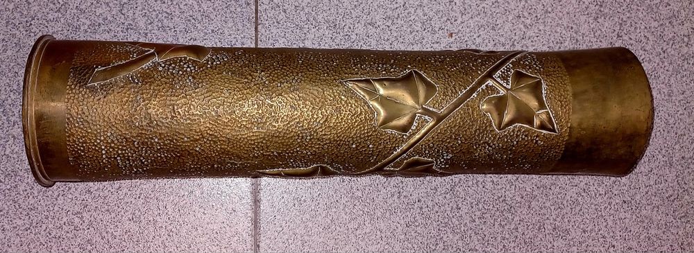 Trench Art em cápsulas francesas de 75 mm (com relevo vegetal/vaso)