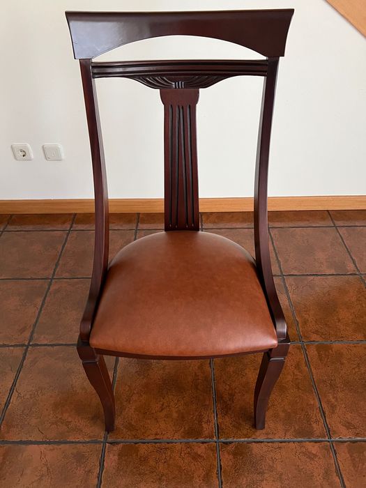 Mobília de Sala Como Nova Mesa + 6
Cadeiras + Móvel  em Madeira
Maciça