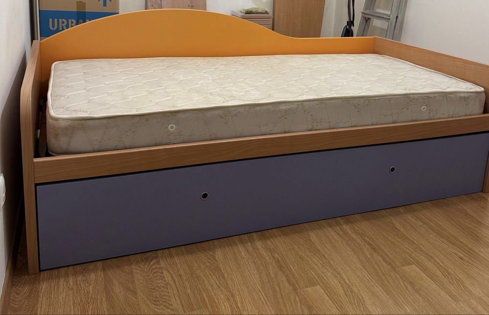 Mobília de quarto com duas camas de solteiro