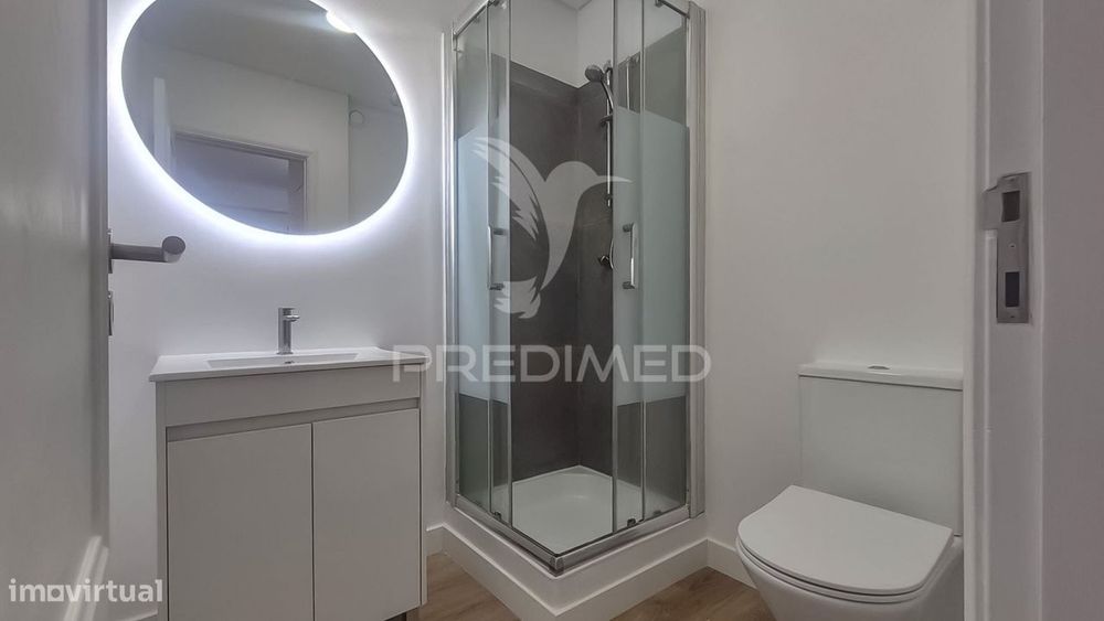 Apartamento T3 totalmente remodelado, situado na prestigiada Estrad...