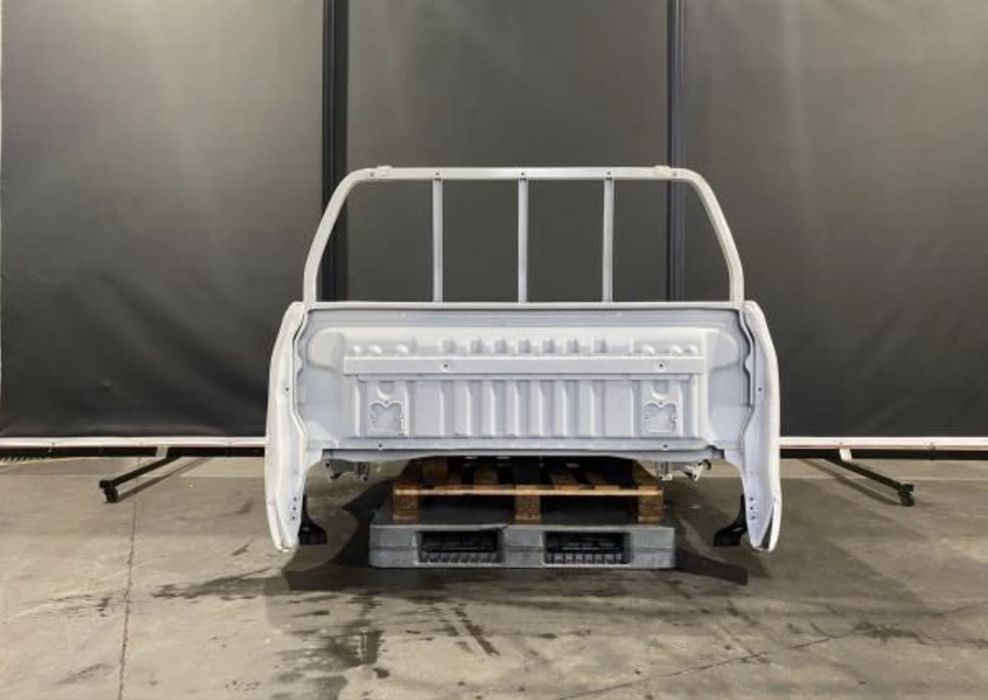 Vendo caixa de carga hilux como nova com parachoque