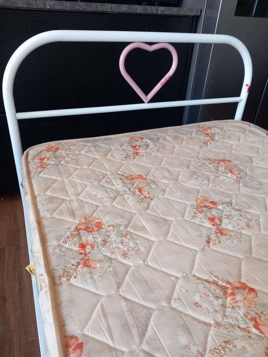 Cama em ferro de solteira