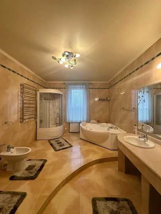 Квартира в центрі Луцька 210кв м
