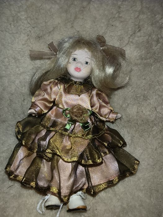 Porcelanowa laleczka