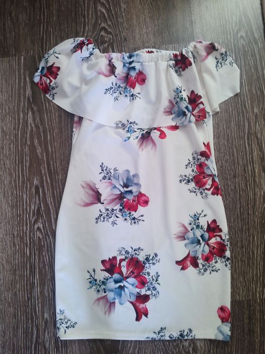 Гарне плаття з квітковим принтом