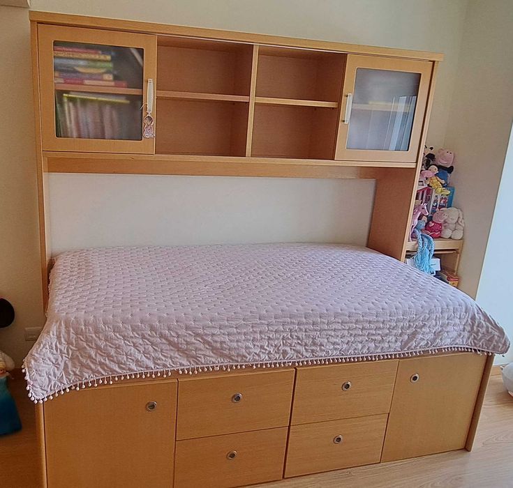 Cama com arrumação