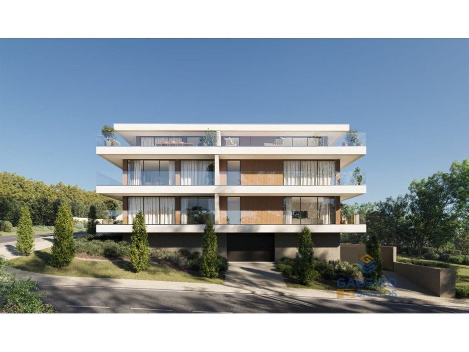 Apartamento em condomínio com piscina junto à praia da Gralha