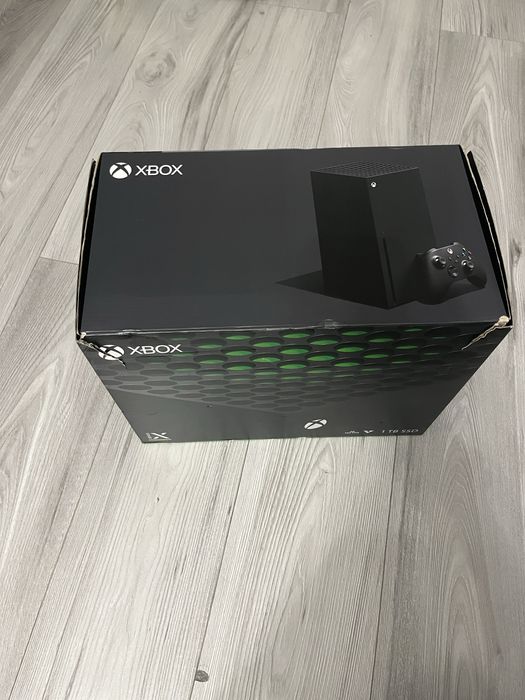 Konsola Xbox Series X 1TB z napędem i Padem.