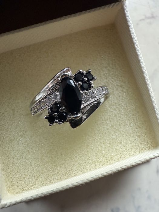 Nowy srebrny pierścionek z czarnym turmalinem