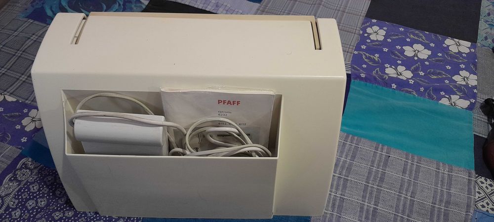 Продам швейну машинку-оверлок побутову