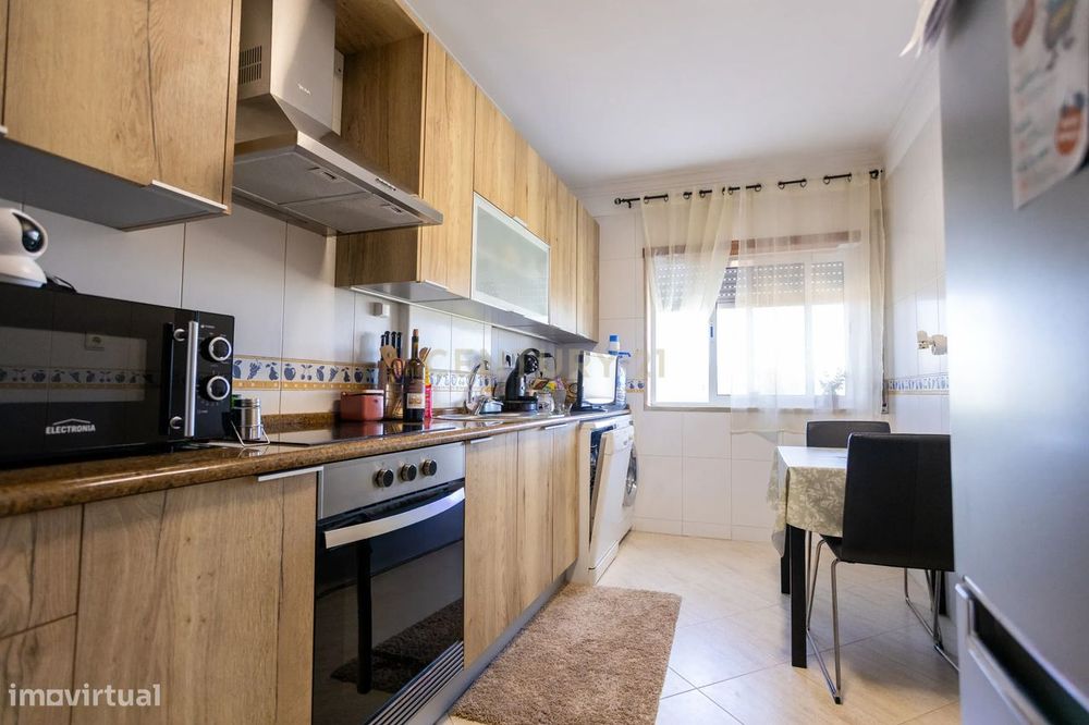 T2 com 2 casas de banho e ampla varanda