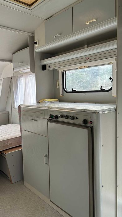 Caravana para venda: Kip Gray Line 42TTZ (1990) com painéis solares e matrícula holandesa.