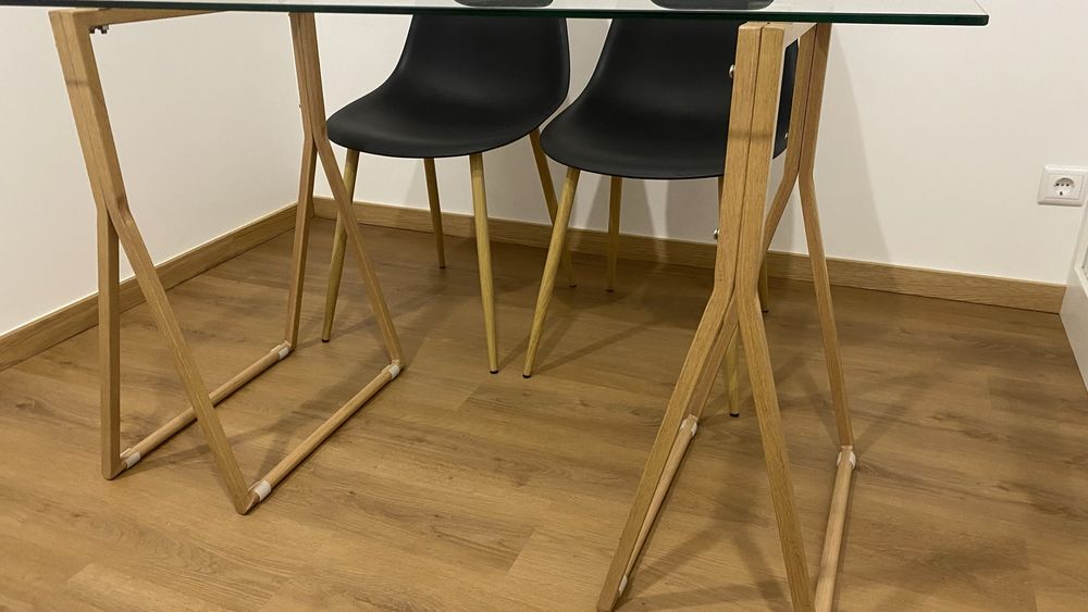 Mesa com duas cadeiras!