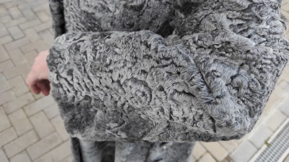 Bonito casaco de pele usado