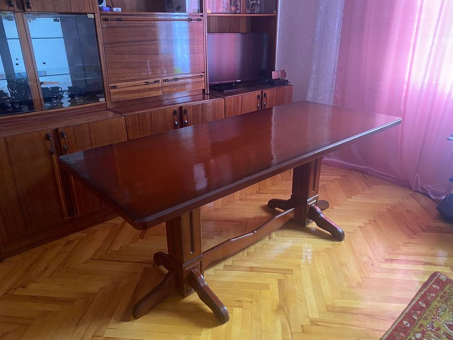 Деревʼяний стіл для вітальні