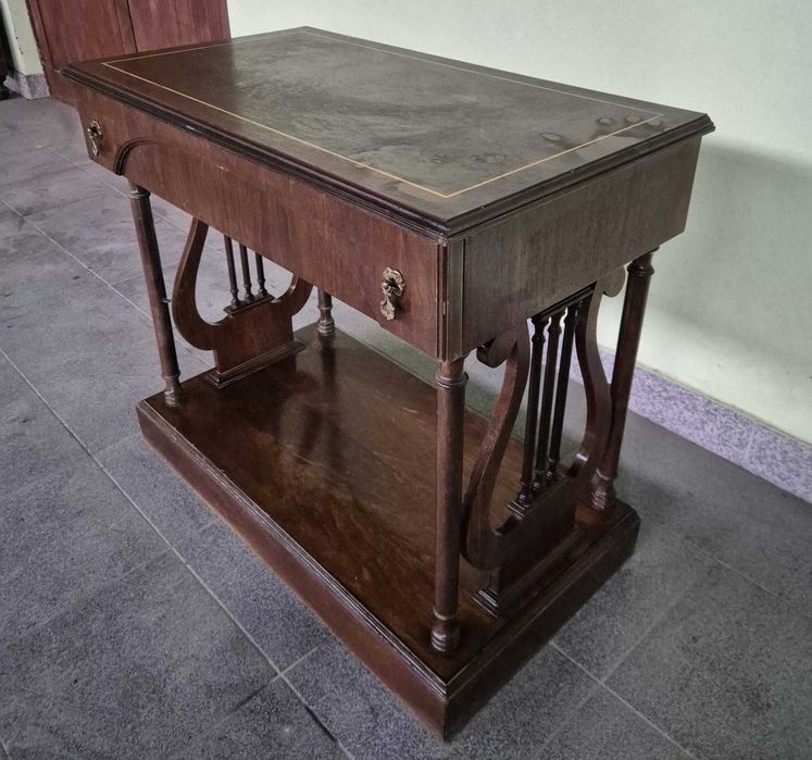 Mesa Vintage em bom estado Madeira Maciça