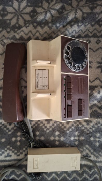 Zabytkowy telefon prl