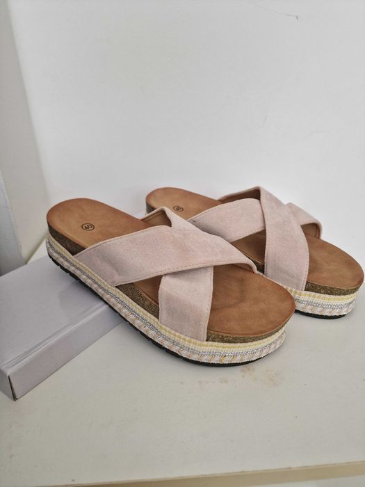 Klapki damskie, beżowe, nowe, roz. 39