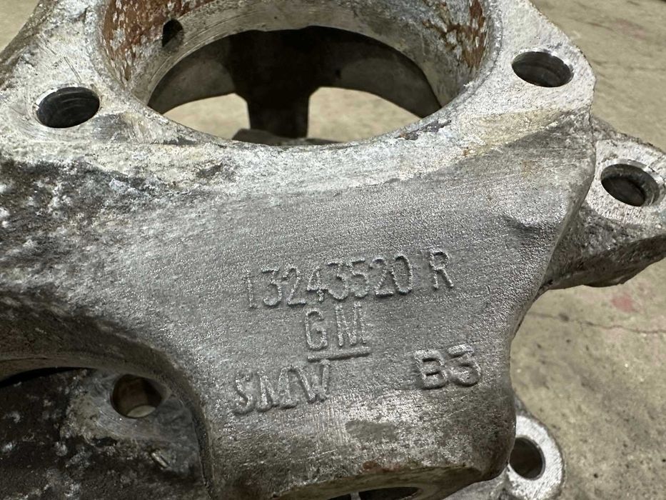 Кулак поворотный передный левий правый  OPEL INSIGNIA 2008-2013