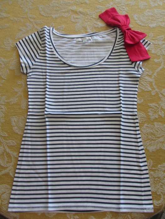 T-shirt bershka riscas e laço vermelho