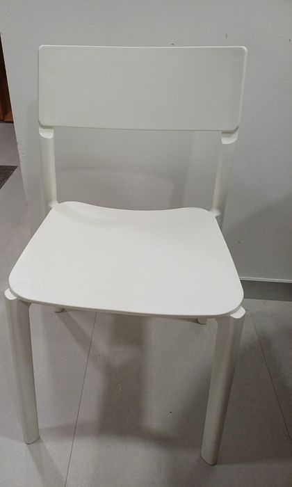 Vendo 2 cadeiras brancas em bom estado da marca Janinge do Ikea. 40€.