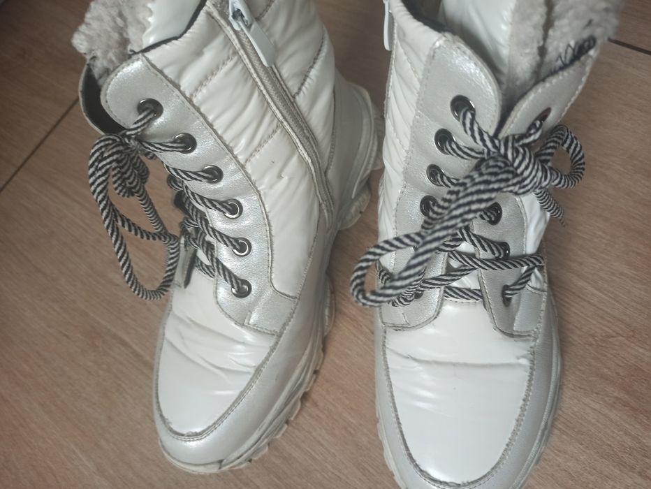 Зимові ботінки на дівчинку р. 36 (23 см. устілка) в гарному станв