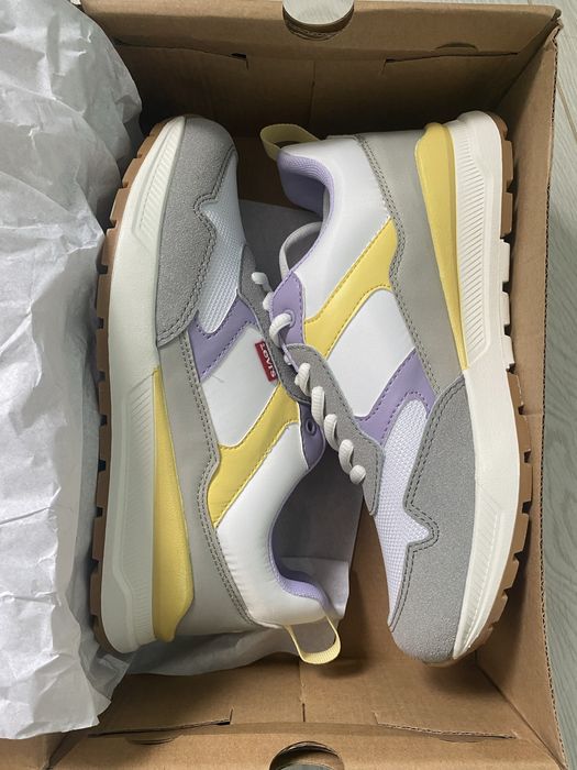 кросівки Levi’s нові, 38