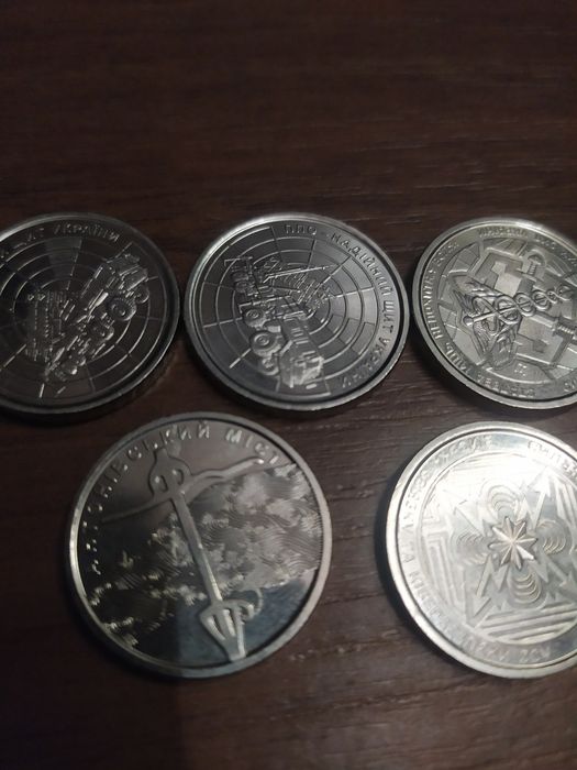 Продам монетки по 10 юань.