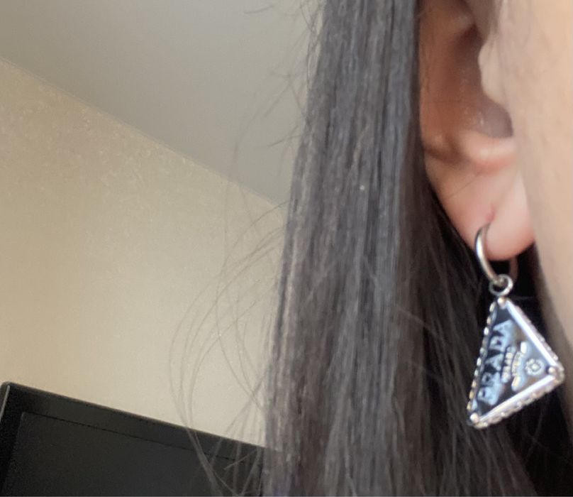 Сережки у стилі Prada з камінцями сталь